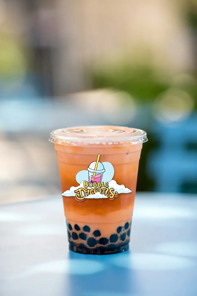 Bubble tea de melocotón con perlas sobre mesa azul