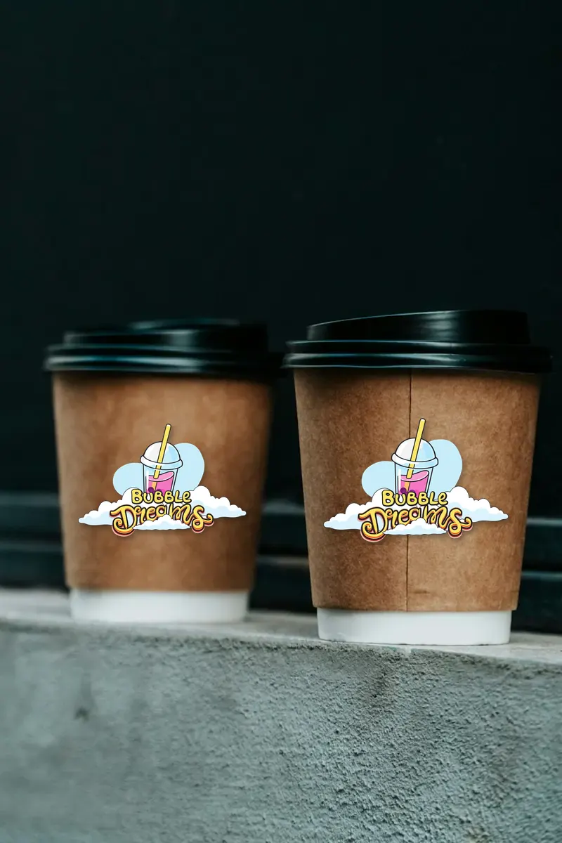Dos bebidas calientes en vasos de papel para llevar