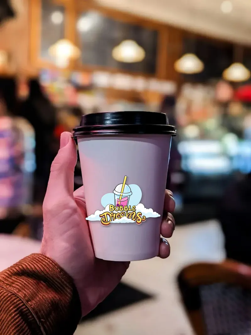 Café caliente en vaso de papel para llevar