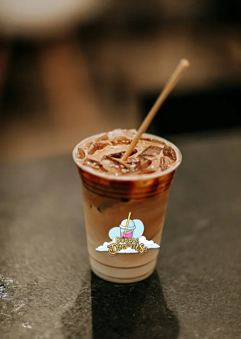 Café latte con hielo en vaso para llevar