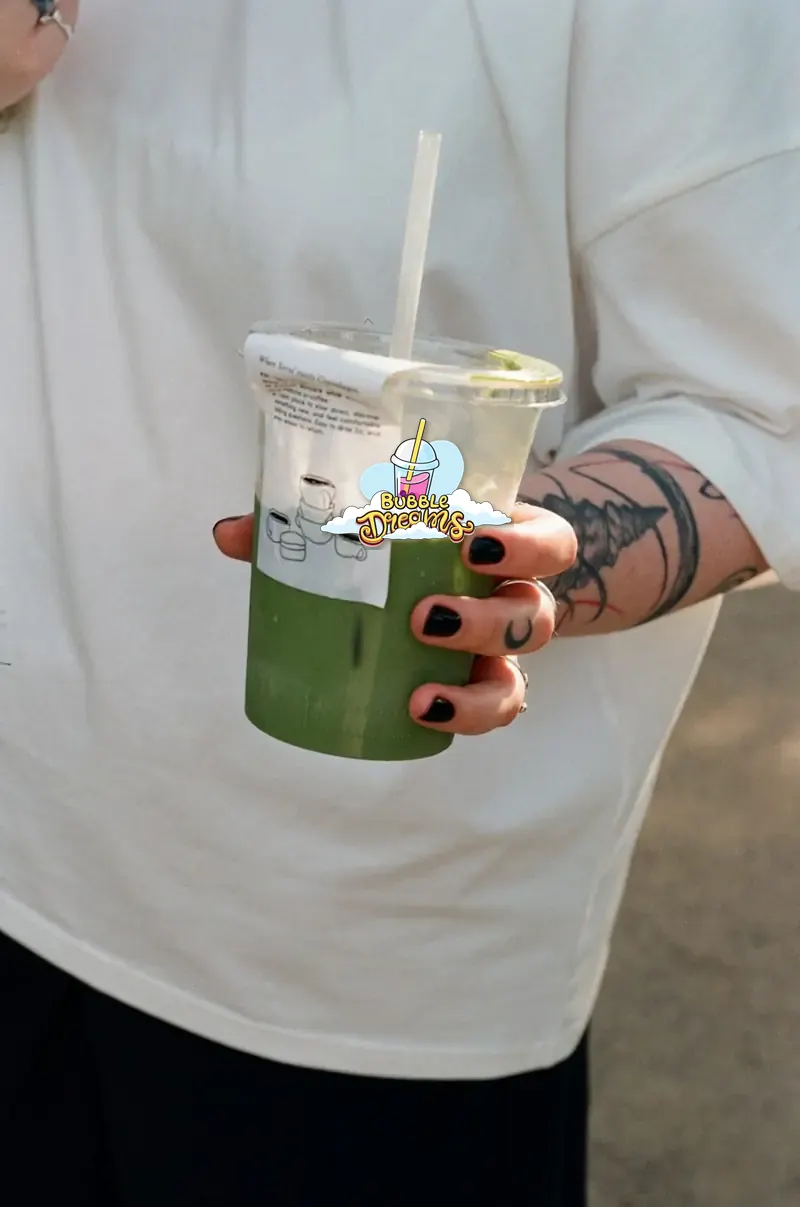 Matcha latte helado en vaso para llevar