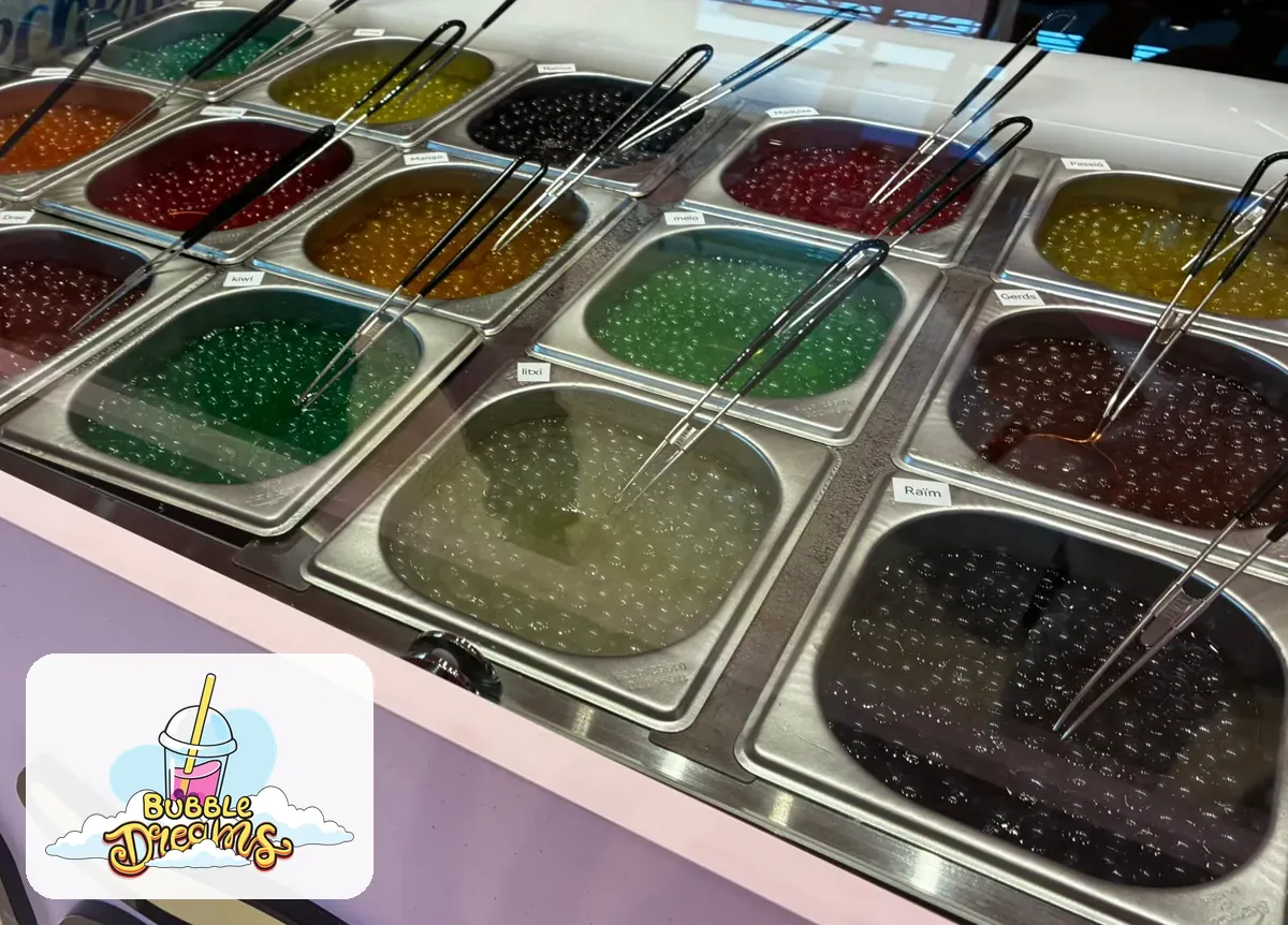Vitrina con bandejas de perlas de fruta de colores
