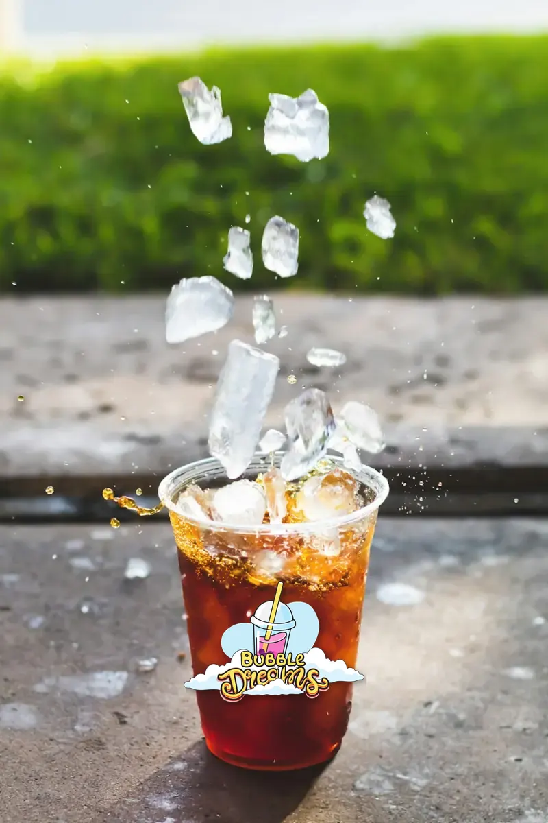 Té helado de fruta en vaso para llevar