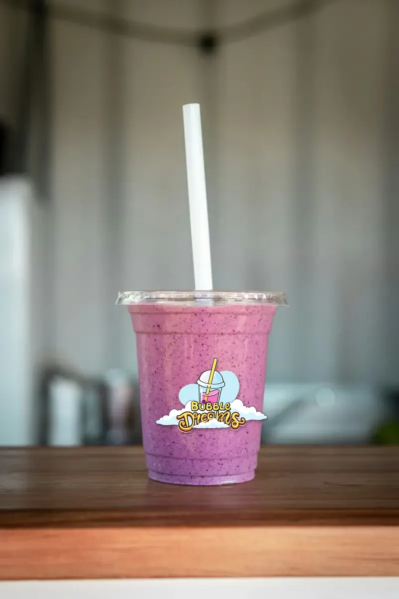 Smoothie de frutos rojos en vaso para llevar